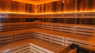 Beleuchtete leere Sauna in der Saunalandschaft des SportParks Waltenhofen