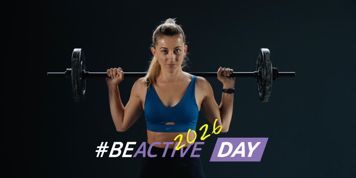 Eine sportliche Frau stemmt im Fitnessstudio eine Langhantel unter dem Schriftzug „#BEACTIVE DAY 2026“.